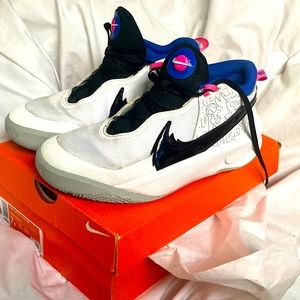 Gently used, great condition like new. 7Y Nike Team Hustle. Only used indoors 4x